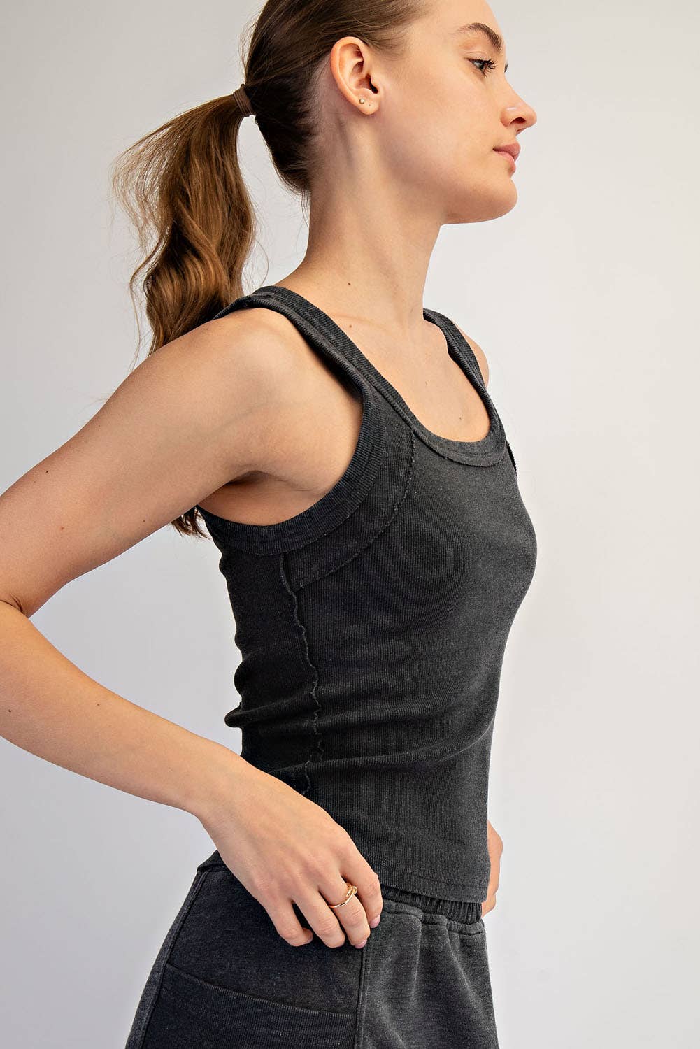 MINERAL WASHED COTTON RIB SLEEVELESS TANK: Black / S-M-L(2-2-2)