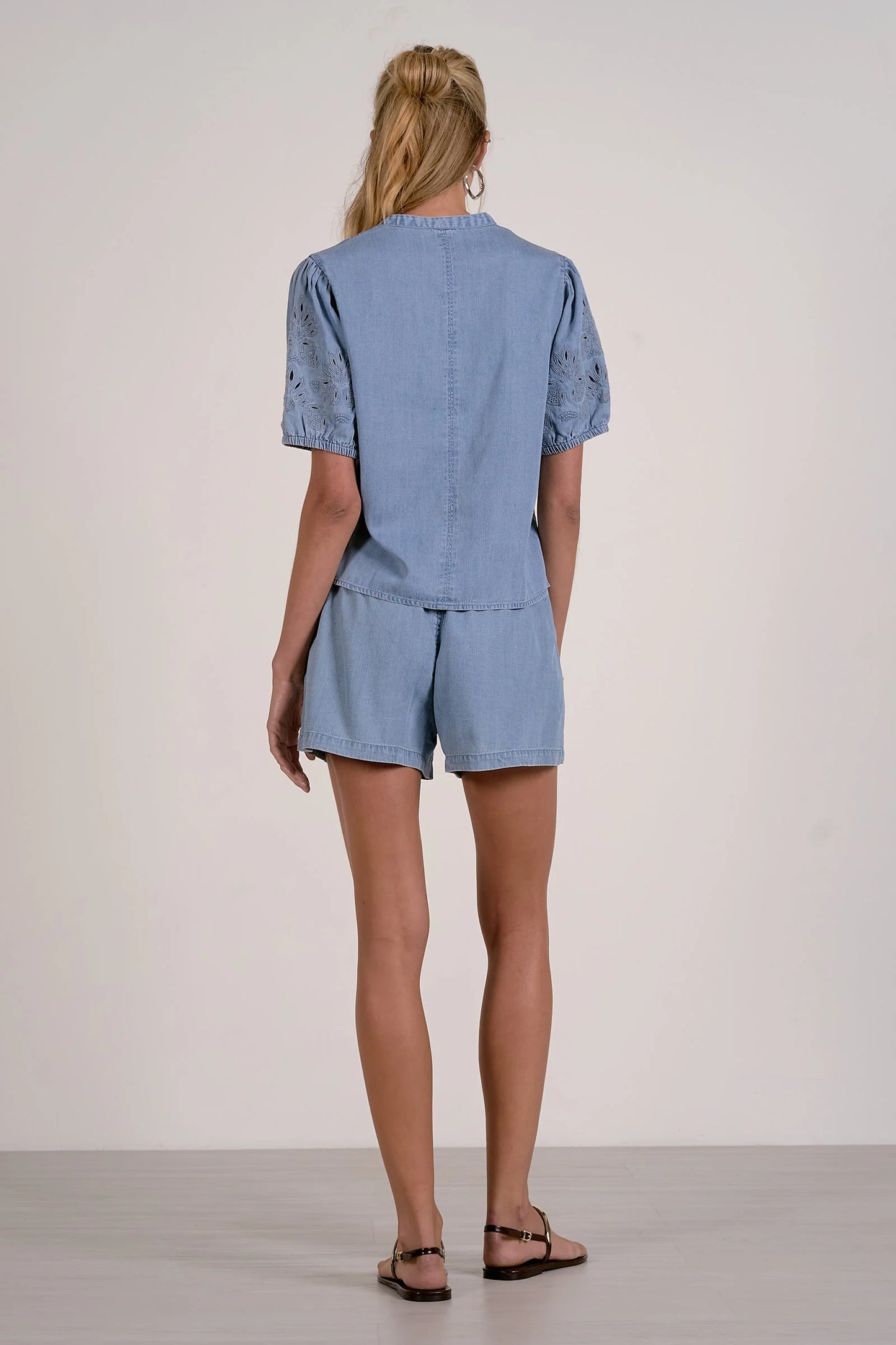 Elan Eyelet Sleeve